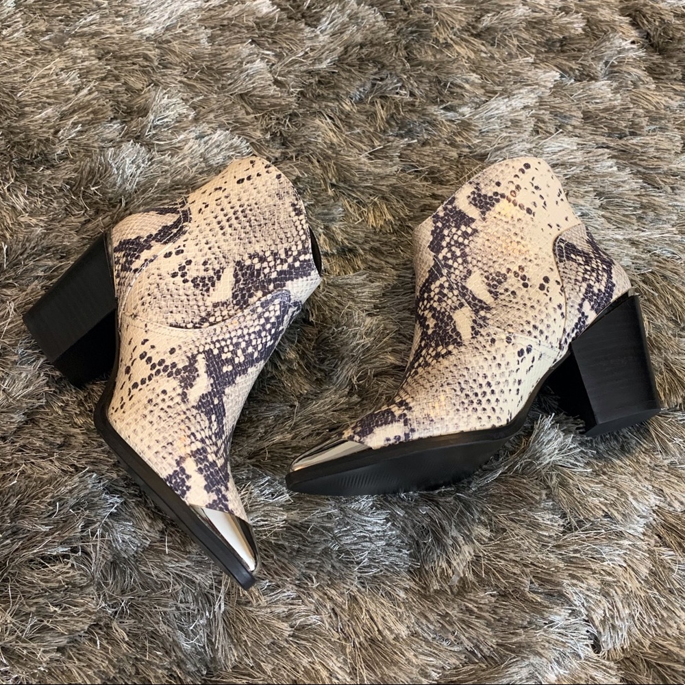 Aqua ankle boots